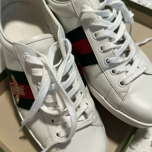 Gucci Men’s White Leather Sneakers with Red and Green Accents - Picture 2 of 8